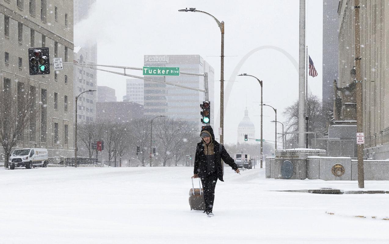 Bu ölkədə qar fırtınasına görə 790 mindən çox şəxs işıqsız qaldı