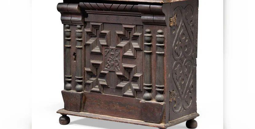 Əsrlərdir açılmayan sandıq fantastik qiymətə satıldı