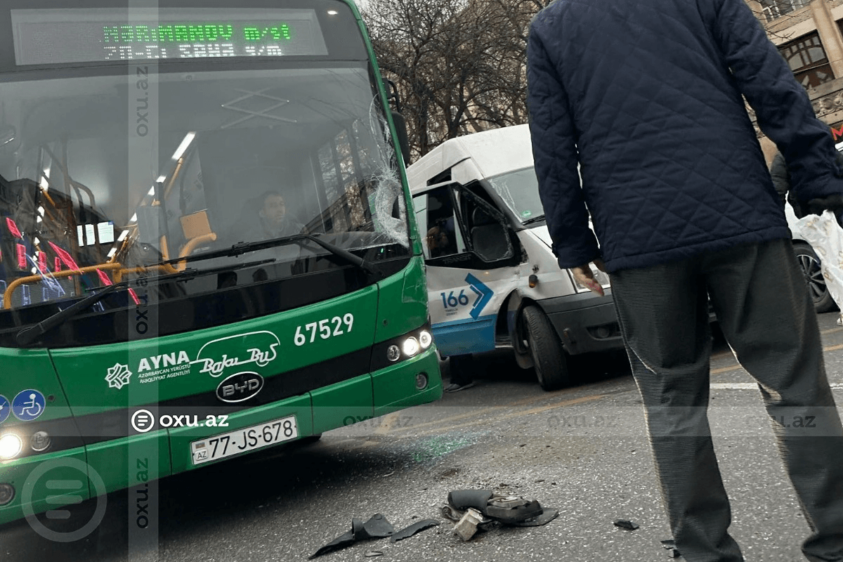 "BakuBus"ın avtobusu yük maşını ilə toqquşdu - FOTO