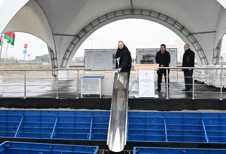 İlham Əliyev Sumqayıt Sənaye Parkında polipropilen və laminatlı kisə istehsalı müəssisəsinin təməlini qoyub - FOTO