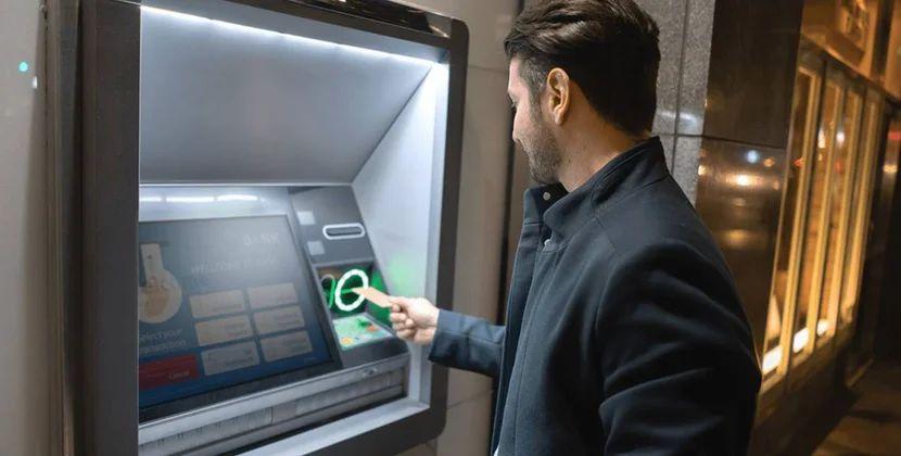 Səhvən Maaşının 330 misli qədər pul aldı – hamısı özündə qaldı