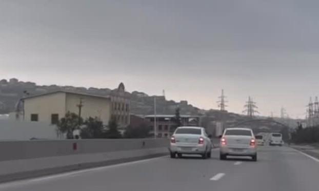 Yolda sürət yarışı təşkil edən sürücülər SAXLANILDI – VİDEO