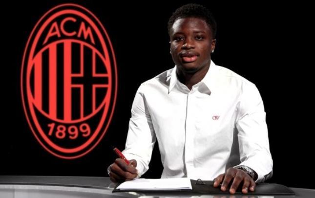 "Milan" onunla müqavilə imzaladı