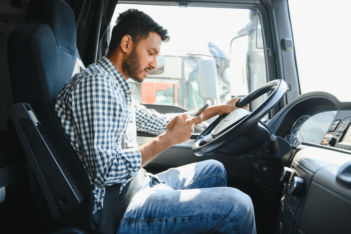 Sürücülərə telefon qadağası var, amma... - "Özləri tənzimləməlidir"