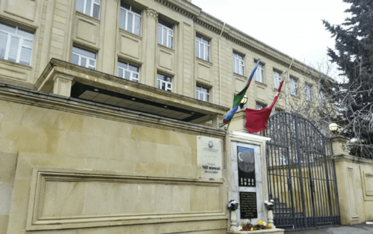 Bakıda 10-cu sinif şagirdi məktəbin pəncərəsindən yıxıldı