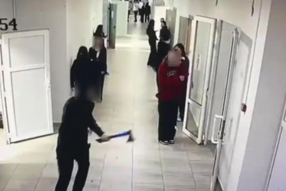 Qazaxıstanda DƏHŞƏT – Şagird balta ilə sinif yoldaşlarına hücum etdi – VİDEO