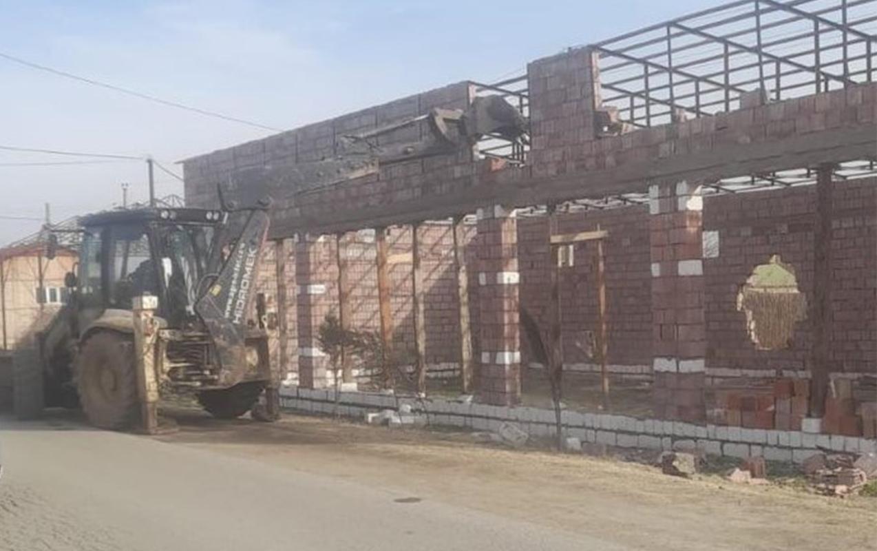 Füzulidə qanunsuz tikili söküldü