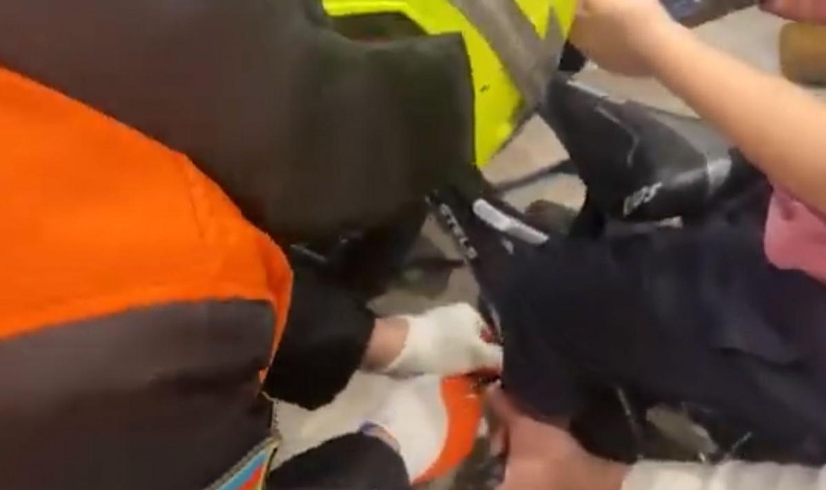 Ayağı velosipedin pedalına sıxışan 4 yaşlı uşağa köməklik göstərilib -VİDEO