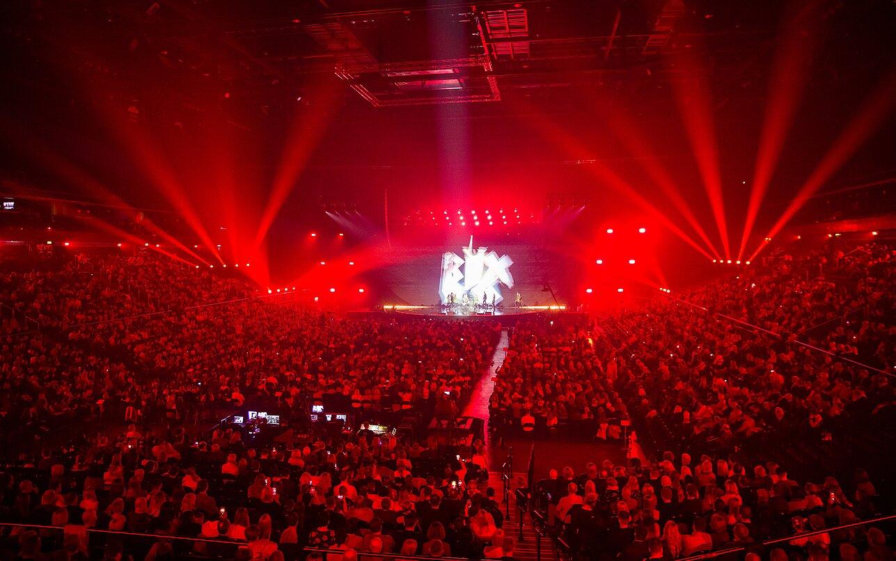 Məşhur müğənni səhnədə yıxıldı - VİDEO