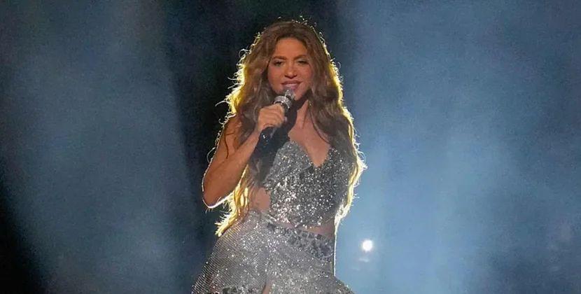 Şakira səhnədə yıxıldı: Pərəstişkarları şoka düşdü