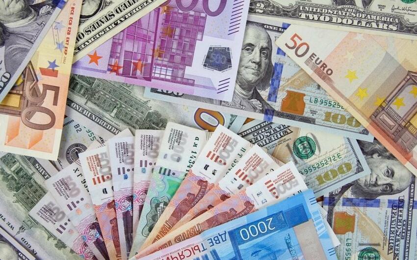Avro və rubl ucuzlaşdı, dollar isə...