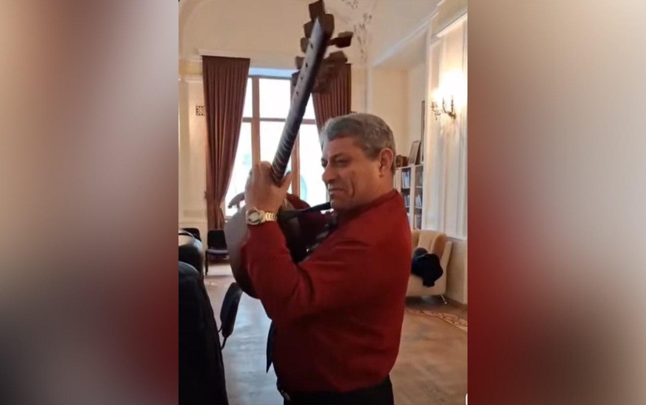 Telli Borçalının qardaşı tədbirdə saz çalandan sonra ölübmüş – VİDEO