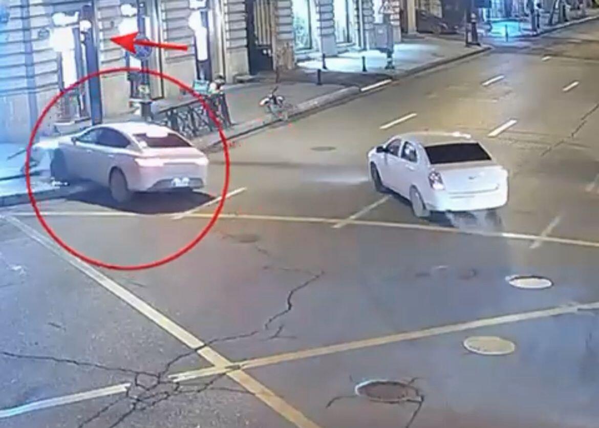 Bakıda avtomobil svetofora çırpıldı - ANBAAN VİDEO