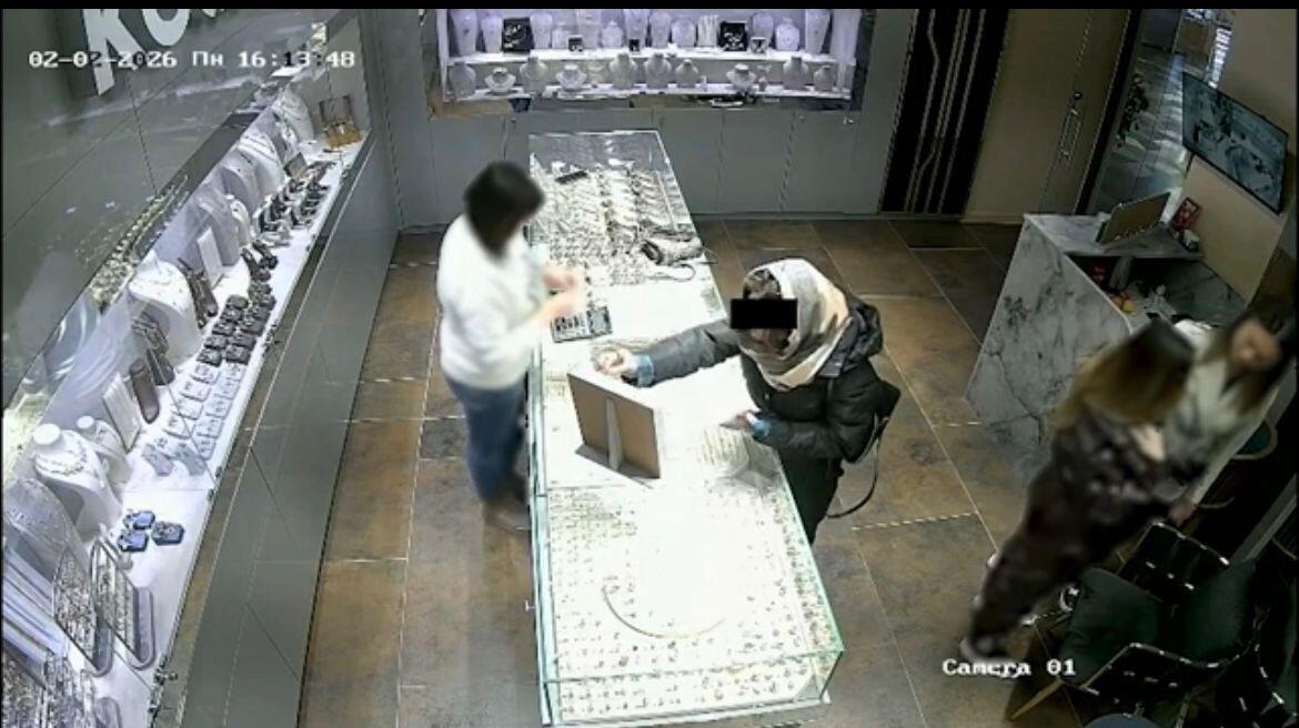 Bakıda qadın zərgərlik mağazalarından oğurluq etdi - ANBAAN VİDEO