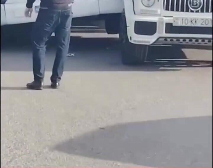 Bakıda bahalı QƏZA: avtobus 2 lüks avtomobilin arasında qaldı - VİDEO