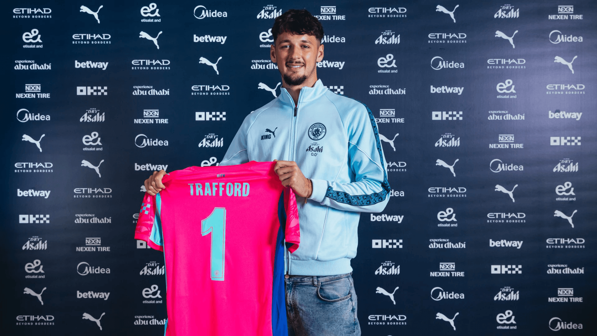 Yeni transferi nəzərindən keçirir