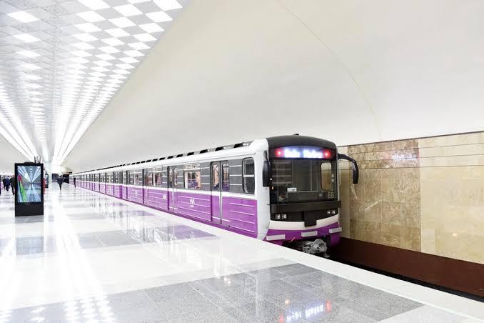 Metroda gecikmə: Qatarlar stansiyada qalıb