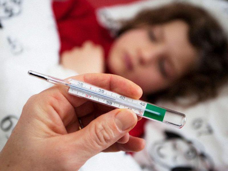 Gəncədə yüksək qızdırma ilə xəstəxanaya çatdırılan uşaq öldü