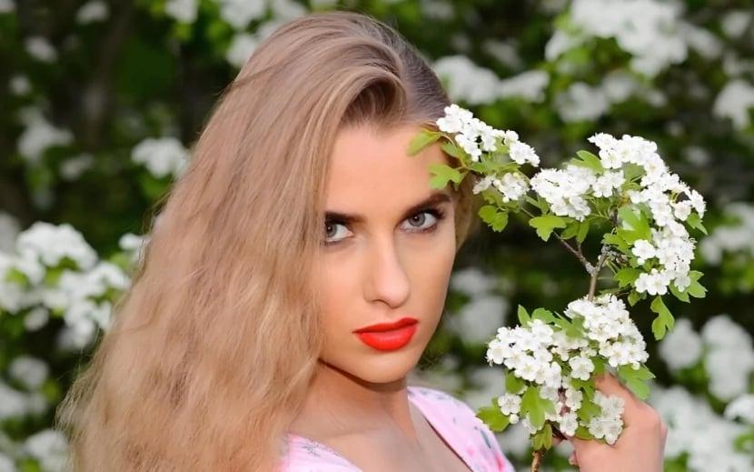 Rusiyada tanınmış aktrisa DÖYÜLDÜ