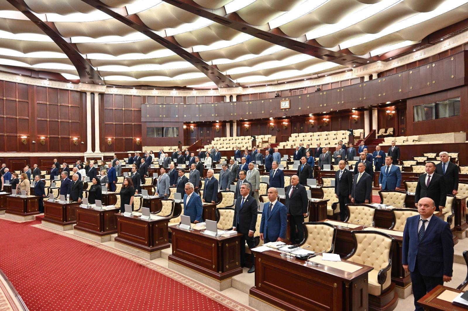 Parlamentdə bir dəqiqəlik sükut: Xocalı qurbanları anıldı