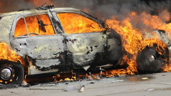 Bakıda avtomobil yanır – VİDEO