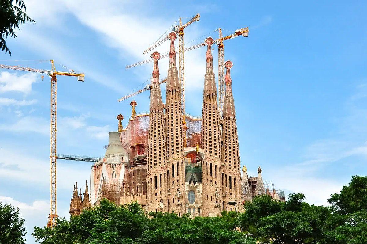 Tikintisi 144 ildir davam edən qüllənin son hissəsi tamamlandı