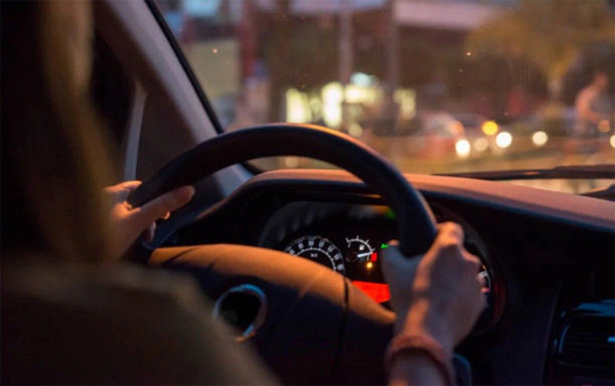 Naməlum şəxs qadın sürücüyə qorxulu anlar yaşatdı - Evinədək təqib etdi, əri ilə dalaşdı
