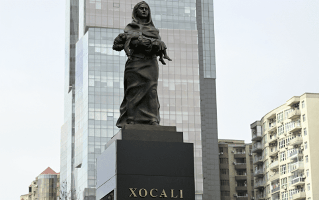 Rəsmilər Xocalı soyqırımı abidəsini ziyarət etdi