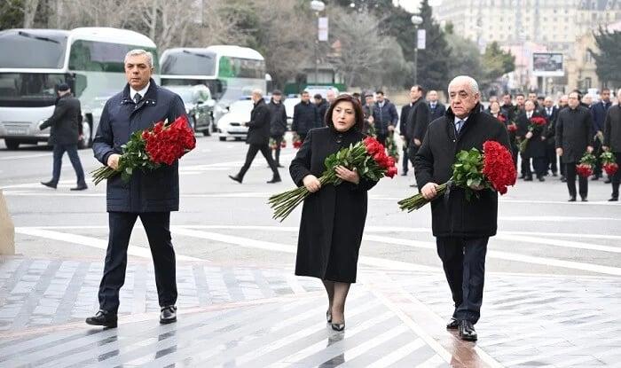 Dövlət rəsmiləri Xocalı soyqırımı abidəsini ziyarət etdi