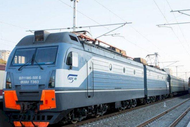 Yük avtomobili qatara çırpıldı - Sürücü xəsarət aldı - VİDEO