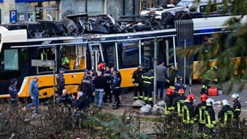 Milanda tramvay relsdən çıxdı - Ölən və yaralananlar var