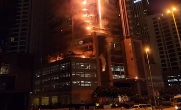 İran raketinin qalıqları Dubayda otel binasına düşdü - Video