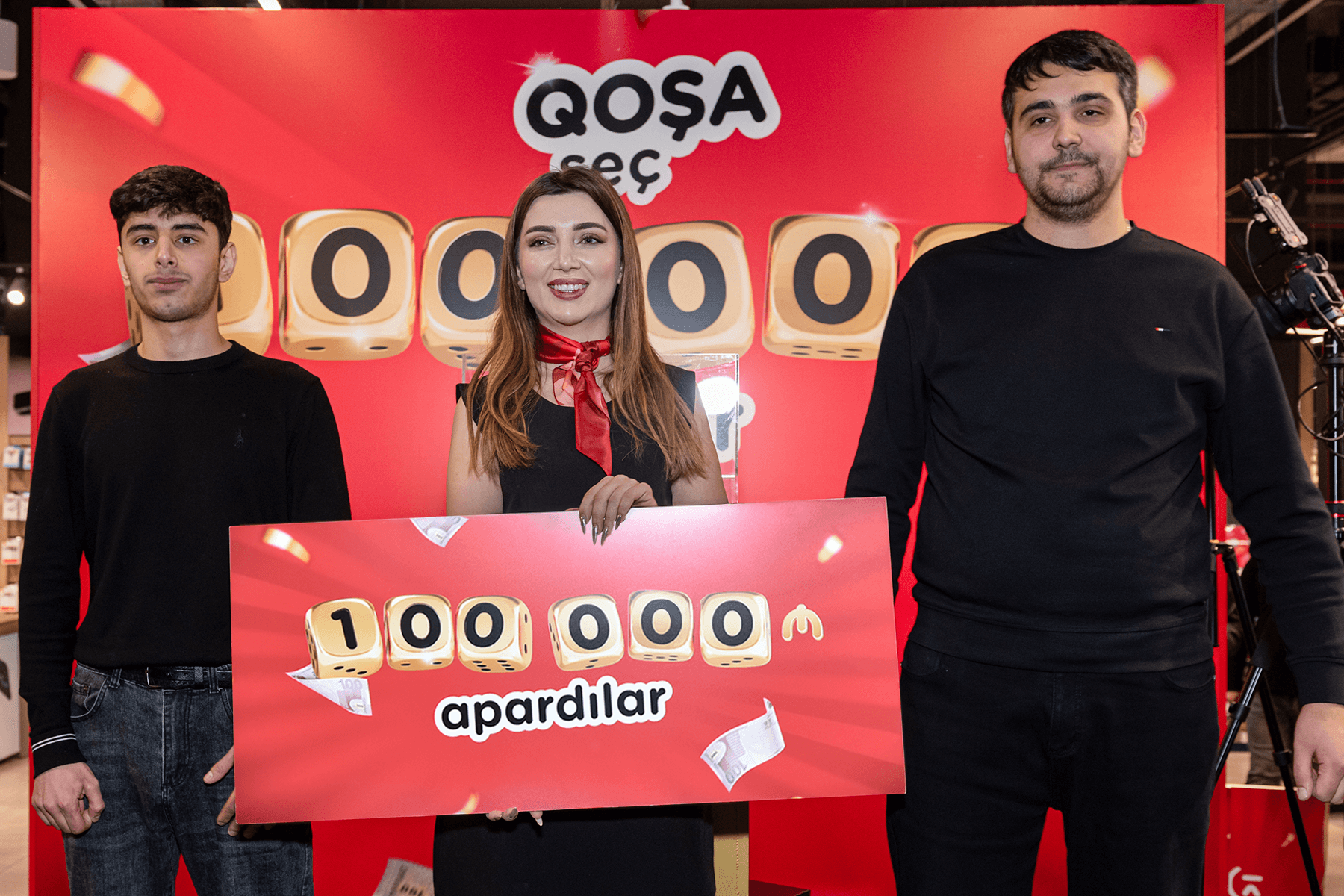 "Kontakt"dan telefon alıb 100 000 manat qazandılar