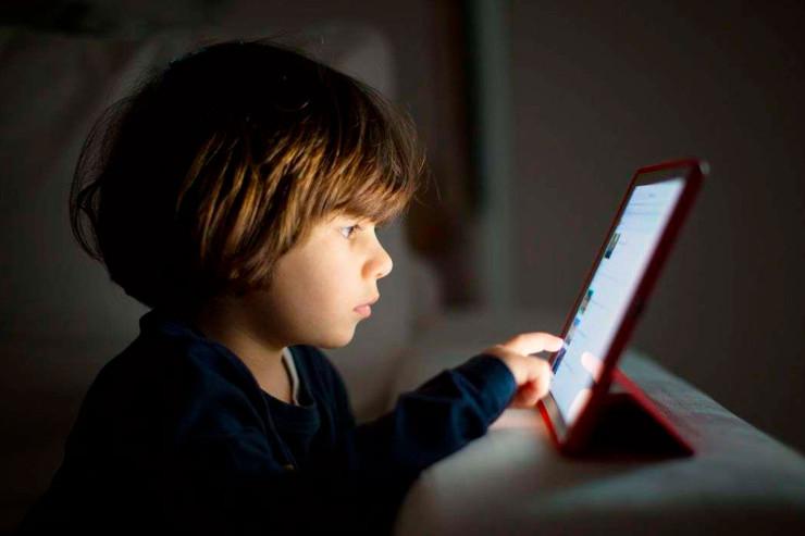 Gecə telefona baxan uşaqlar - Bu problemlərlə üzləşirlər