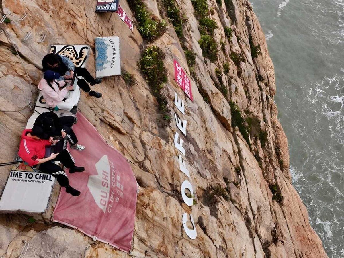 Uçurumun kənarında qəhvə içmək üçün yaradılmış bu kafeyə iplə enirlər