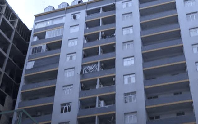 Bakıda 8-ci mərtəbədən yıxılan oğlan öldü