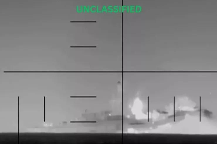 ABŞ İranın dron daşıyan gəmisini vurub yandırdı