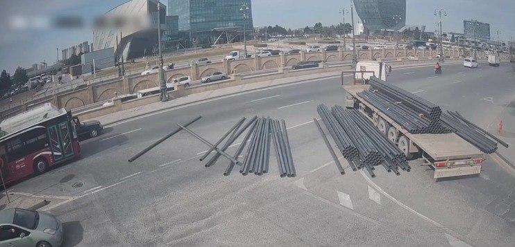 "Bağırov" körpüsündə yük maşından yola dağıldı – VİDEO