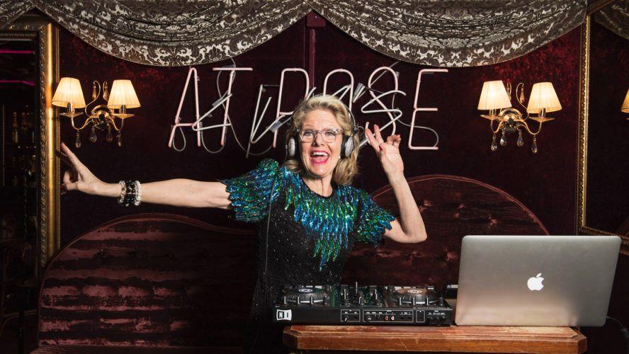 81 yaşında ölkəsinin ən populyar DJ-idir