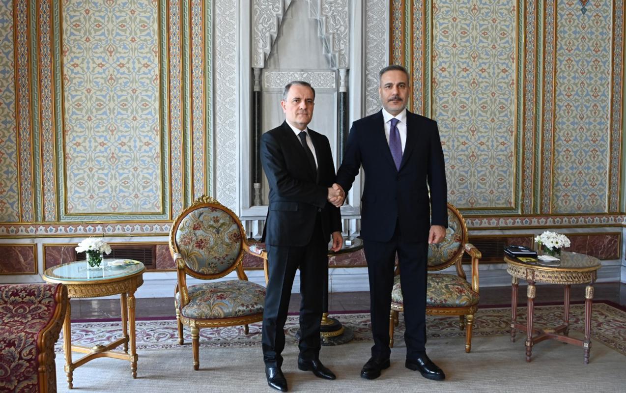 Ceyhun Bayramov Türkiyə XİN rəhbəri ilə görüşdü