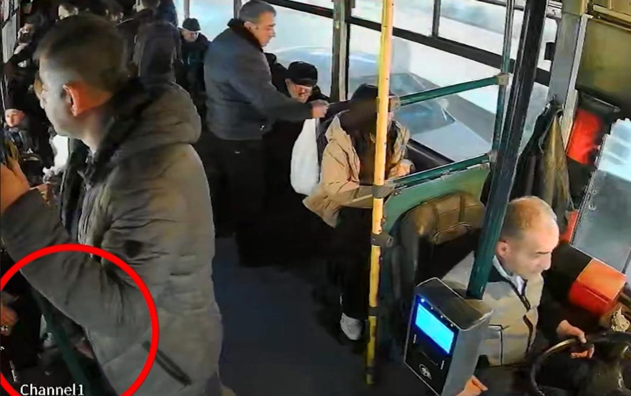 Avtobusda digər sərnişinin pul kisəsini belə ələ keçirdi