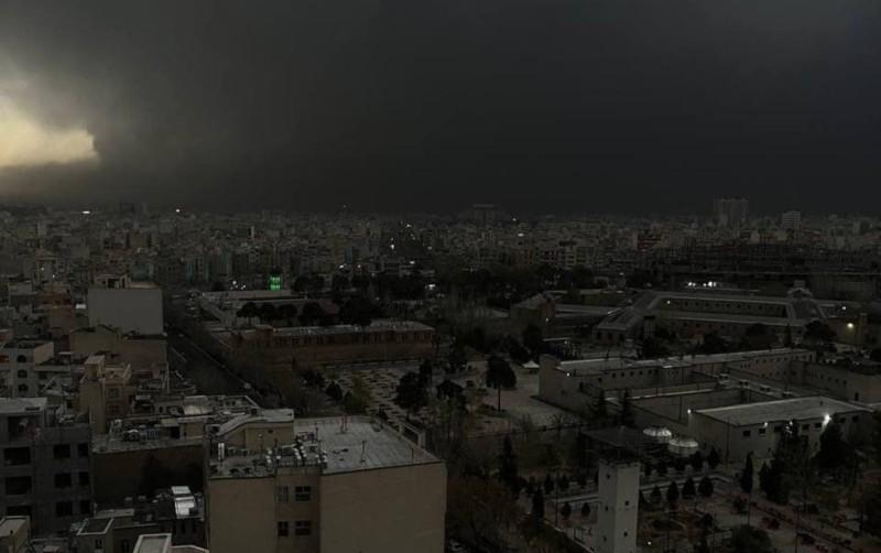 Tehrana yağan qara yağışın səbəbi nədir?