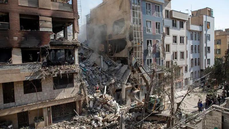 İsrail vurduqca xalq birləşir – İranda sarsıntı olacaqmı?