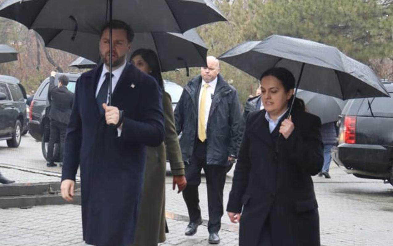 Vensə Qarabağla bağlı kitab hədiyyə etdi - Paşinyan işdən çıxardı