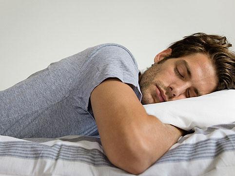 Sağ, yoxsa sol tərəf? – Yatma vəziyyətinin faydaları və zərərləri