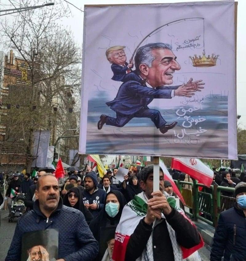 Şahın oğluna qarşı pankart qaldırdılar