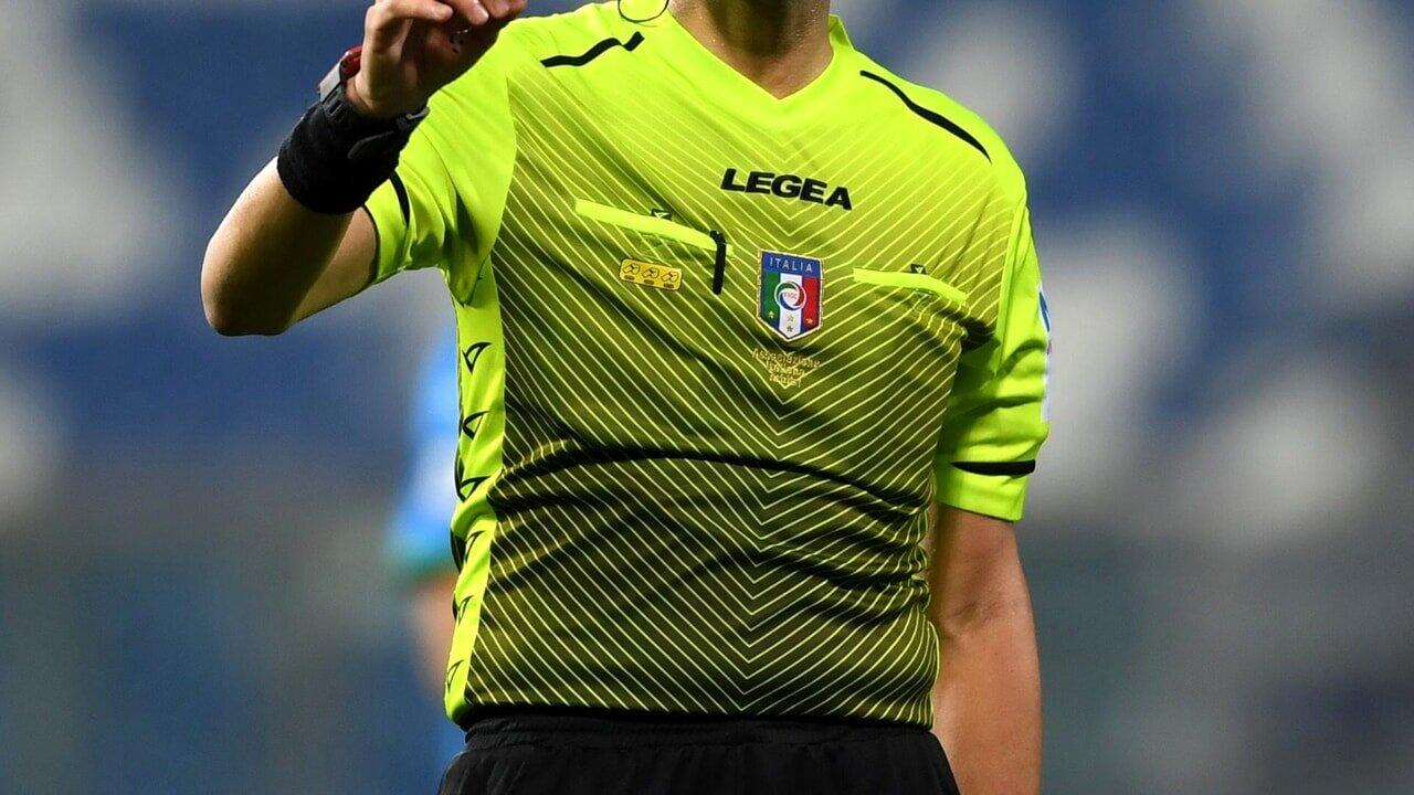 İtaliyada məşqçi hakimdən qisasını belə aldı