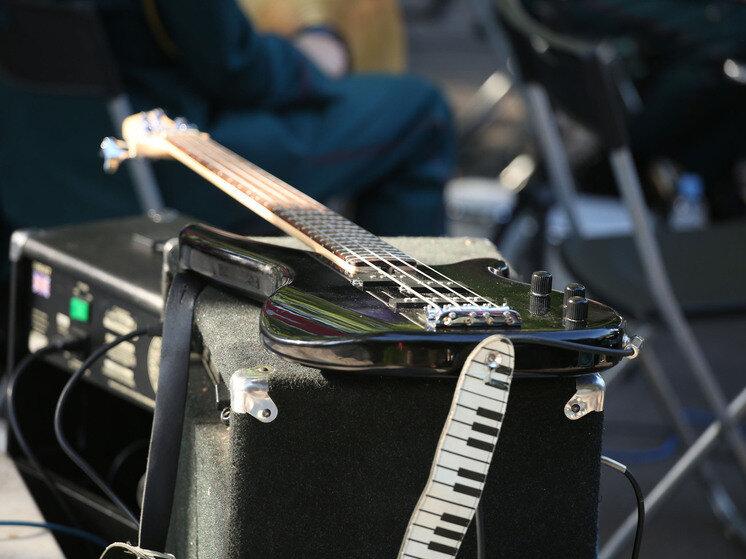 Əfsanəvi qrupun gitaristi vəfat etdi