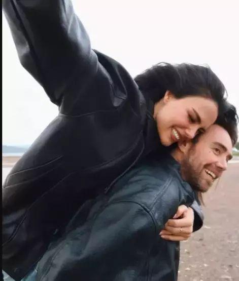 Romantik paylaşımı ilə izləyiciləri heyrətləndirdi