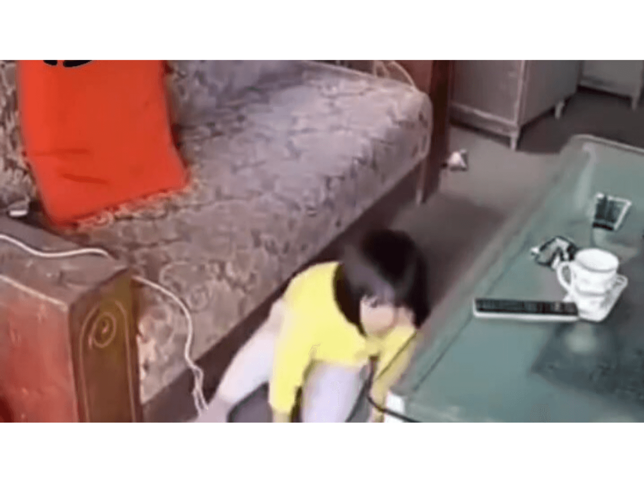 Uşağın əlində telefon PARTLADI - Anbaan VİDEO